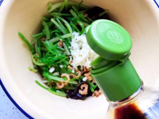 21、金钩海米木耳拌香芹,加适量生抽