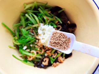 22、金钩海米木耳拌香芹,加一小勺鸡精