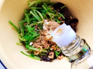 23、金钩海米木耳拌香芹,加适量香油