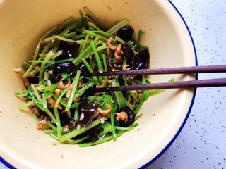 24、金钩海米木耳拌香芹,搅拌均匀，即可