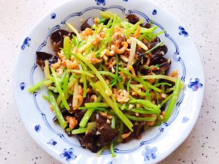 25、金钩海米木耳拌香芹,装盘