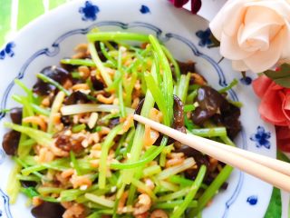 26、金钩海米木耳拌香芹,健康美味