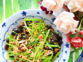 27、金钩海米木耳拌香芹,好好吃