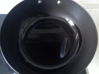 2、醋泡花生米,冷锅倒入油