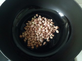 3、醋泡花生米,开小火慢炸(不想用太多油炸，到比炒菜多一点的油，慢慢翻炒也可以)
