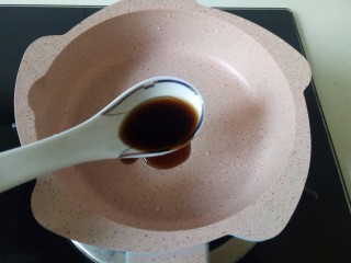 5、醋泡花生米,另起一只小奶锅，放入三勺香醋