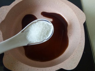 6、醋泡花生米,放入一勺半白砂糖