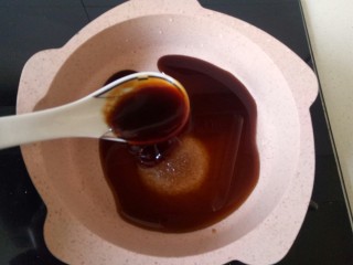 7、醋泡花生米,加入一勺蚝油