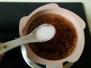 9、醋泡花生米,加入一勺水淀粉煮至浓稠