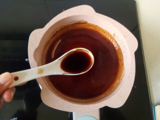 10、醋泡花生米,关火加入一勺生抽