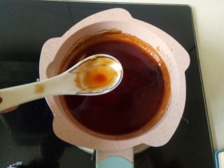 11、醋泡花生米,加入一勺香油