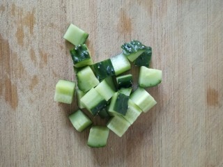 12、醋泡花生米,黄瓜洗干净切成黄瓜丁，胡萝卜切成丁