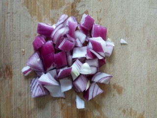 13、醋泡花生米,洋葱去死清洗干净，切成洋葱丁