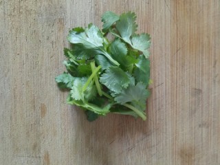 14、醋泡花生米,香菜切碎