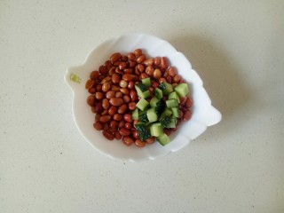 15、醋泡花生米,凉透的花生米中加入黄瓜丁