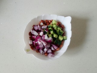 16、醋泡花生米,加入洋葱丁