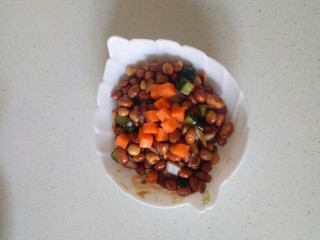 17、醋泡花生米,加入胡萝卜丁