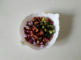 18、醋泡花生米,凉透的酱汁淋在花生你上，拌均匀