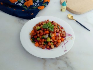 19、醋泡花生米,放上香菜碎装饰