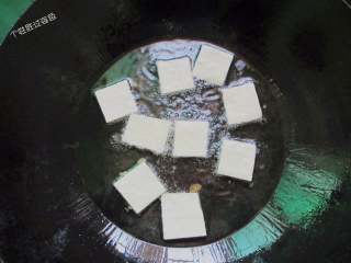 4、自制卤豆干,锅烧热倒入适量的油，烧至七成热，放入切好的豆干中火炸