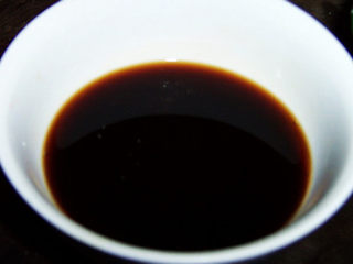 6、自制卤豆干,1勺老抽 ，2勺生抽，半勺盐倒入碗里搅拌均匀