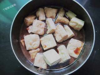 7、自制卤豆干,锅再下油，放糖炒糖色后，倒入豆干翻炒，加入八角、香叶、干辣椒、姜片葱段。淋汁加水没过豆干，大火烧开转小火焖煮