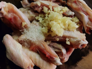 7、蒜香鸡翅,加入白糖