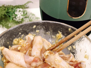 10、蒜香鸡翅,取出腌制好的鸡翅