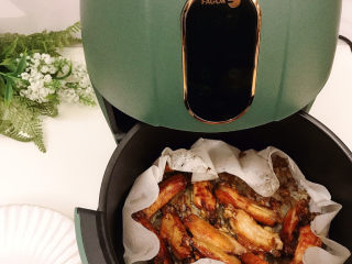 14、蒜香鸡翅,继续放入炸锅中