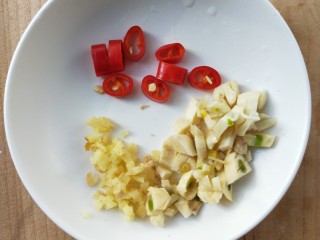 5、大吉大利香辣口水鸡,准备小米辣，姜末，蒜末。