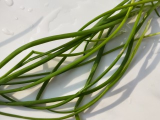 8、大吉大利香辣口水鸡,香葱洗净。