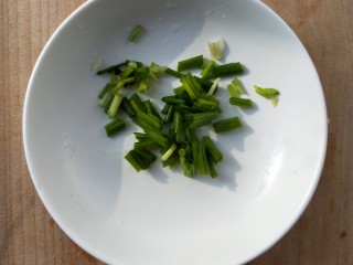 9、大吉大利香辣口水鸡,切葱花。