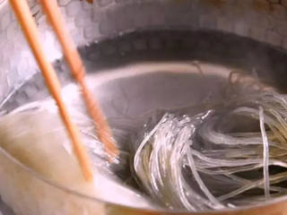 3、这道菜叫家常凉菜 确切点说应该叫东北家常凉菜,水晶粉泡软后，冷水入锅 水开后，煮5分钟，捞出过凉