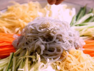 6、这道菜叫家常凉菜 确切点说应该叫东北家常凉菜,撒上芝麻点缀即可 