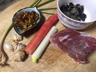 1、川菜版~鱼香肉丝,准备所需食材，黑木耳冷水浸泡开
