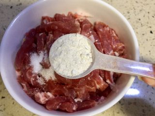 3、川菜版~鱼香肉丝,放入一勺半的淀粉，加入20ml左右的清水搅拌至顺滑