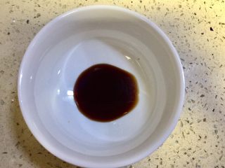 4、川菜版~鱼香肉丝,取碗加入一勺醋