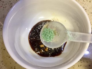 8、川菜版~鱼香肉丝,少许蔬之鲜，再加入50ml的清水，调匀备用