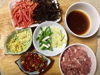 9、川菜版~鱼香肉丝,泡发好的黑木耳切细丝，胡萝卜切细丝，老姜大蒜剁末，大葱切小段香葱切段