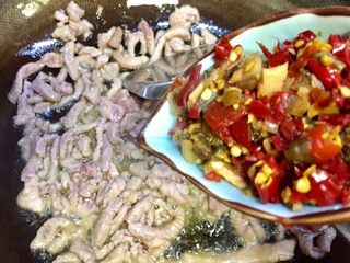 12、川菜版~鱼香肉丝,肉丝变色炒散放入泡椒末