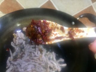 13、川菜版~鱼香肉丝,再放入豆瓣酱