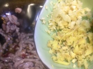 14、川菜版~鱼香肉丝,放入老姜大蒜末