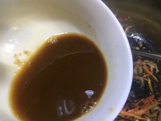 17、川菜版~鱼香肉丝,倒入汁水勾芡汁