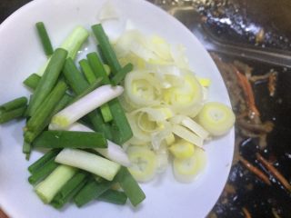 18、川菜版~鱼香肉丝,芡汁收至七成干放入大葱香葱，稍炒下立即起锅装盘