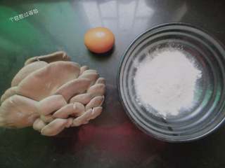 1、炸平菇,准备食材