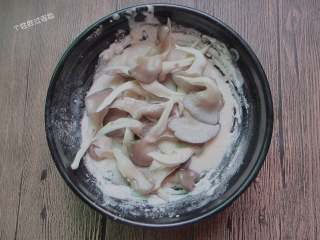 6、炸平菇,放进面糊