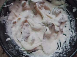 7、炸平菇,让面糊包裹住平菇