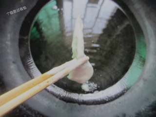 8、炸平菇,油热后，用筷子一个个夹进锅里炸。