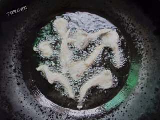 9、炸平菇,不要轻易去动它，等定型再翻动，怕脱糊了。如果喜欢吃软点的。炸一遍就可以了。如果喜欢吃脆点的。可以把油温升高，再放进去炸第二遍