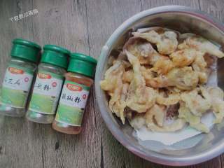 11、炸平菇,撒上自己喜欢的椒盐或是孜然。甚是好吃。